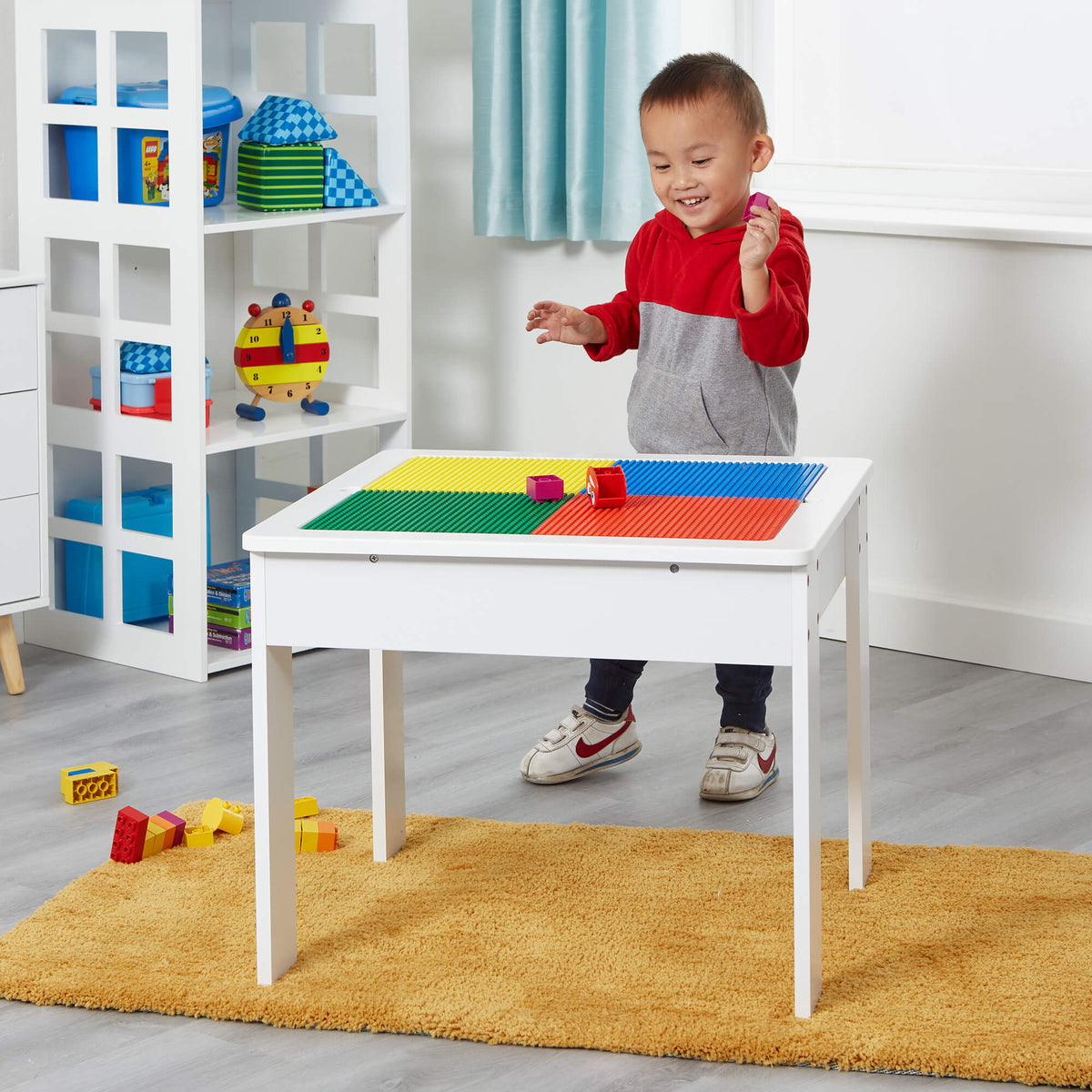 Time-2-Play Kids Montessori Lego - Mesa cuadrada de madera dura roja y azul  de 35 pulgadas con estante, escritorio de madera maciza para niños [patas