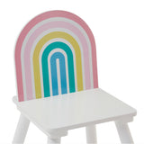 Almindeligt hvidt firkantet bord og 2 stole i farverige unikotin-designs