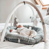 Mens nogle babygym er lidt for lyse, er dette babylegegymnastik specielt designet til at passe ind i dit hjems indretning.