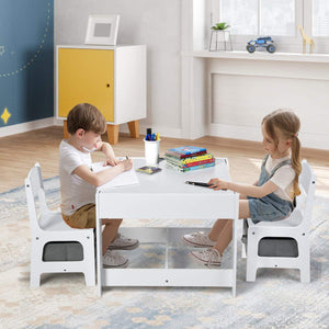 Este juego de mesa y sillas para niños tiene una pizarra en un lado y en el otro una pizarra blanca con almacenamiento debajo del escritorio y sillas.