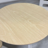 طاولة أطفال مونتيسوري حديثة من الخشب الأبيض والطبيعي وكرسيين | 2 سنة +