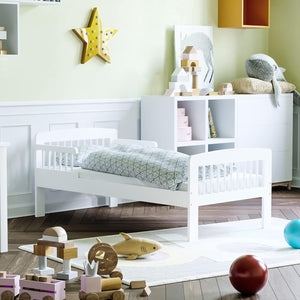 Småbørnsseng | Børneseng med sengegavl og sikkerhedsgelænder | Lyse hvid