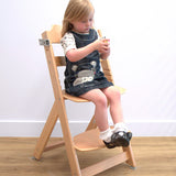 Nastaviteľná vysoká stolička a opierka nôh z prírodného dreva