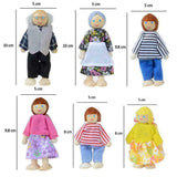 Elke pop is ongeveer 10 cm hoog en gekleed in kleurrijke kleding