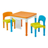 Las sillas se deslizan perfectamente debajo de la mesa cuando no están en uso.