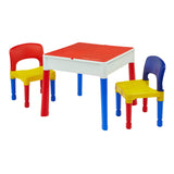 Las sillas se deslizan perfectamente debajo de la mesa cuando no están en uso.