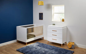 Melody Nursery Collection | 2-i-1 barneseng og småbarnsseng | Kommode | Optikk hvit og korketrekkerfuru