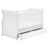 يشتمل سرير المهد الأبيض الناصع هذا على درج تخزين كامل العرض للحفاظ على أمان متعلقات الطفل