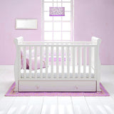 Эта теплая белая кроватка-сани с выдвижным ящиком 4-в-1 представляет собой красивую деревянную кроватку, кроватку для малышей и кушетку.