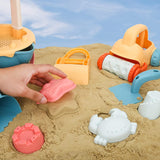 ce kit de jouets de plage de sable pour enfants comprend : un seau, une pelle, une roue à eau, un tamis, des moules à sable, un rouleau de voiture amovible, une pelle à poussière de plage et un sac de transport.