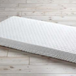 Dit ledikantmatras is perfect voor alle seizoenen. De ademende stof voert de warmte af en houdt de baby koel en comfortabel.