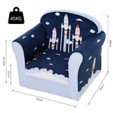 Aporta diversión y practicidad al dormitorio de tus pequeños con nuestro fabuloso sillón infantil con temática de cohetes.