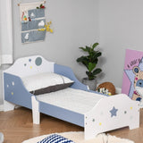 Dieses fabelhafte Kinderbett ist in den Farben Blau und Weiß gehalten und verfügt über ein Stern- und Ballondesign.