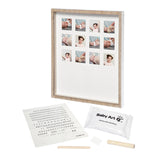 Espace pour 12 photos pour capturer des souvenirs, plus de l'argile pour une main ou une empreinte et un lettrage à transférer pour une personnalisation supplémentaire