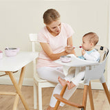 Dieser stilvolle Hoch- und Niedrigstuhl aus Buchenholz kombiniert modernes Kindermöbeldesign mit einem weichen Kissen für Komfort.