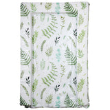 Ce matelas à langer à imprimé botanique présente un imprimé de feuilles et de fougères de style aquarelle verte pour compléter tout décor de chambre d'enfant.