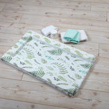 Пеленальный коврик с принтом падающих папоротников удобен в использовании во время путешествий и обеспечивает комфорт вашему ребенку.