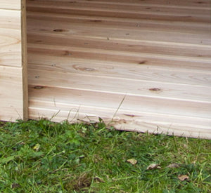 Un plancher en bois de sapin à rainure et languette de qualité est également disponible pour cette maisonnette en bois pour enfants.