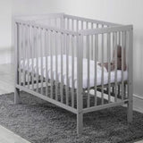 Ce magnifique lit de bébé peu encombrant Carolina en bois gris est très simple à assembler, pour un assemblage sans tracas.