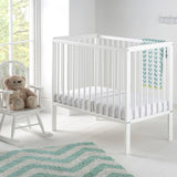 يعتبر سرير kozie cot باللون الأبيض مثاليًا إذا كنت تريد سريرًا صغيرًا لتوفير المساحة، وهو أيضًا متين وآمن.
