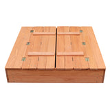Portas articuladas na parte superior desta caixa de areia infantil de madeira com tampa que, quando aberta, serve de assento para pequenos traseiros