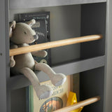 Dieses Kinderbücherregal im Scandi-Design in Grau mit natürlichen Stangen ist wunderschön verarbeitet und 118 cm hoch
