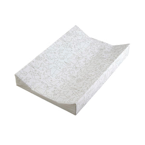 Этот пеленальный коврик Wedge представляет собой графический дизайн оригами, обеспечивающий комфорт и безопасность.