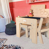 लिटिल हेल्पर फनस्टेशन लकड़ी की बच्चों की मेज और कुर्सियों का सेट 24 महीने से ऊपर की उम्र के 2 बच्चों के लिए चॉकबोर्ड डेस्क टॉप के साथ