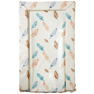 Этот пеленальный коврик украшен акварельным принтом из перьев в палитре теплых синих и коричневых тонов.