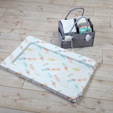 El tapete para cambiar pañales para bebés más perfecto para que su pequeño lo mantenga seguro ya que el tapete está relleno de espuma suave y acolchada.