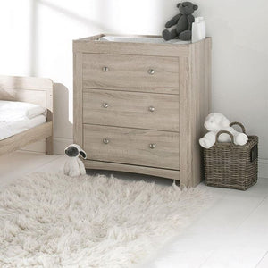 La commode Silkworm Dresser avec table à langer présente une finition en bois lavé, idéale avec des tons blancs et neutres.