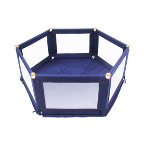 これは、多用途でポータブルなブルーの六角形のベビーサークルで、メッシュの側面と厚いパッド入りのベースを備えたサイズ: 160 x 140 x 61cm