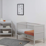 Faisant partie de notre gamme zigzag, le lit de bébé s'adapte parfaitement à n'importe quel décor de chambre d'enfant.