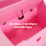 Esta caja de juguetes y banco o asiento montessori para niñas en rosa incluye una bisagra de liberación lenta para proteger los dedos del diddy.