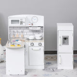 Valkoinen montessori-lelukeittiö toimivalla elektronisella vesiautomaatilla ja realistisilla ominaisuuksilla