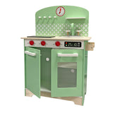 Llena de características, esta cocina de juguete retro verde en un verde suave tiene una apariencia y sensación vintage.