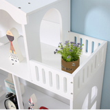 Com acabamento em pintura branca clássica, esta casa de bonecas e estante é perfeita para qualquer quarto ou sala de jogos