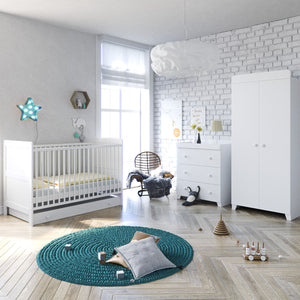 Этот белый комплект для детской комнаты в итальянском стиле включает в себя детскую кроватку с матрасом, комод, пеленальный столик и двойной шкаф.