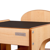 Little Helper FunStation の子供用テーブルと椅子は、チョークデスクの表面と高品質の仕上げと固定具を備えています。