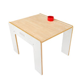 Esta mesa Little Helper FunStation Duo tem espaço para 2 crianças e inclui um pote na mesa para pedaços e bobs