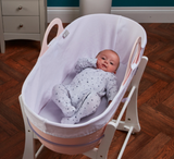 Wenn Ihr Baby zur Welt kommt, wird empfohlen, dass es in den ersten sechs Monaten im selben Zimmer wie Sie schläft.