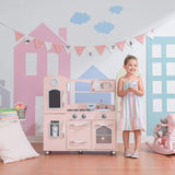 A los mini masterchefs y panaderos les encantará esta cocina de juguete con un fantástico diseño retro en rosa.