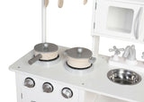Tarcze temperatury tej zabawkowej kuchni montessori wydają realistyczne dźwięki, a kuchenka mikrofalowa jest wyposażona w prawdziwe funkcje