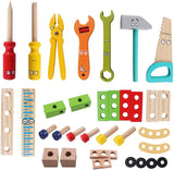 Deze speelset bevat hamers, schroeven, schroevendraaiers, zagen, linialen, moersleutel, tangen en hout voor doe-het-zelf-rollenspelplezier