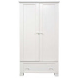 L'armoire Savannah a une forme classique et une finition blanche épurée.