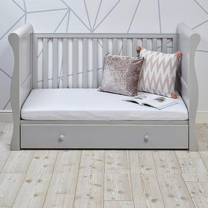 Os painéis laterais são facilmente removíveis, permitindo converter a cama em um sofá-cama/sofá ou em uma cama de criança.