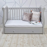 Panele boczne można łatwo zdemontować, co pozwala na przekształcenie łóżka w kanapę/sofę lub łóżeczko dla małego dziecka.