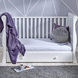 Sidepanelerne er let aftagelige, så du enten kan omdanne sengen til en daybed/sofa eller en småbørnsseng.
