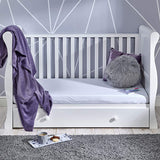 Боковые панели легко снимаются, что позволяет превратить кровать в кушетку/диван или кроватку для малыша.