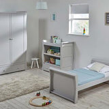 Cet ensemble de lit de bébé en bois gris saule comprend un lit de bébé en saule gris, une armoire en saule gris et une commode en saule gris.